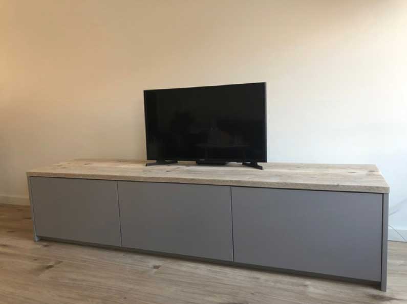 tv-kast op maat met steigerhout blad
