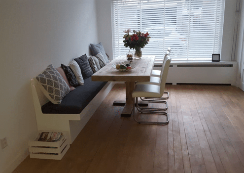 Wandbank inmeten meubels Wandbank inmeten meubels
