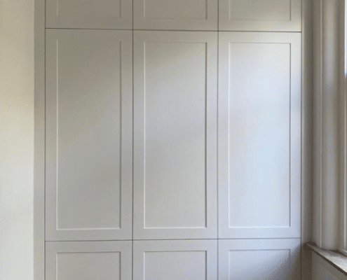 Maatwerk speelgoedkast met werkbureau