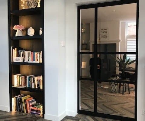 Niskast naast taatsdeur Niskast naast taatsdeur