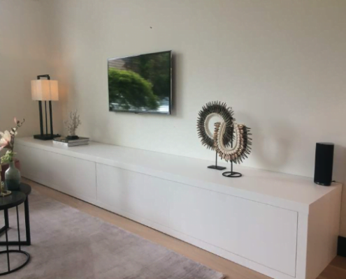 TV kast in wit gespoten eiken fineer