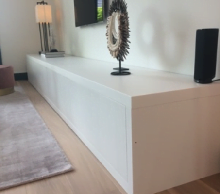 TV-kast wit gespoten eiken fineer