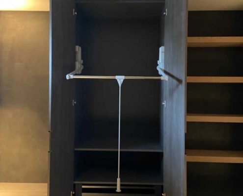 Binnenkant kledingkast