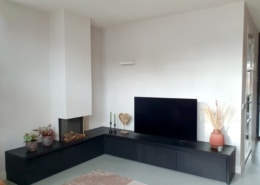 Meubel en maatwerk heeft in Den Dungen een hoekmeubelstuk mogen realiseren welke een tvmeubel en haard met elkaar combineert