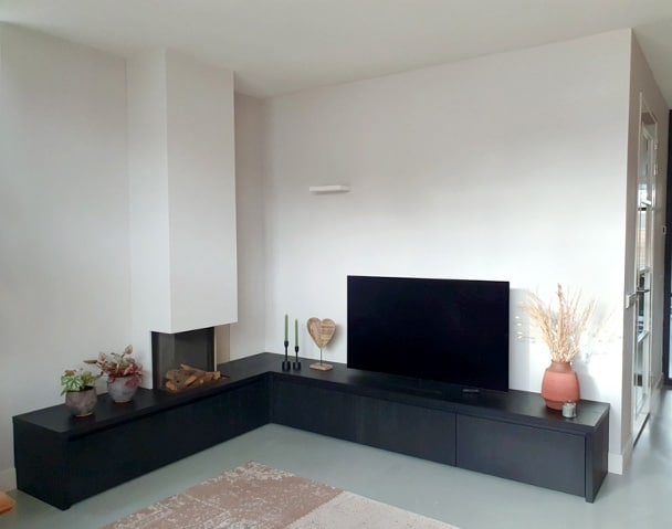Meubel en maatwerk heeft in Den Dungen een hoekmeubelstuk mogen realiseren welke een tvmeubel en haard met elkaar combineert