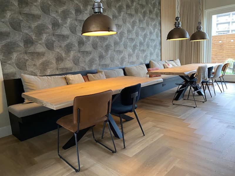 donkere wandbank van Meubel en Maatwerk