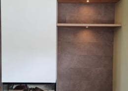 Tv-meubel met geïntegreerde haard en wandplankjes in Zaltbommel door Meubel en Maatwerk