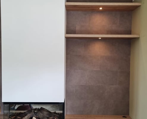 Tv-meubel met geïntegreerde haard en wandplankjes in Zaltbommel door Meubel en Maatwerk