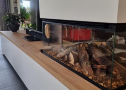 Tv-meubel met geïntegreerde haard en wandplankjes in Zaltbommel door Meubel en Maatwerk