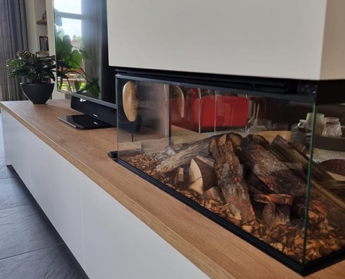 Tv-meubel met geïntegreerde haard en wandplankjes in Zaltbommel door Meubel en Maatwerk